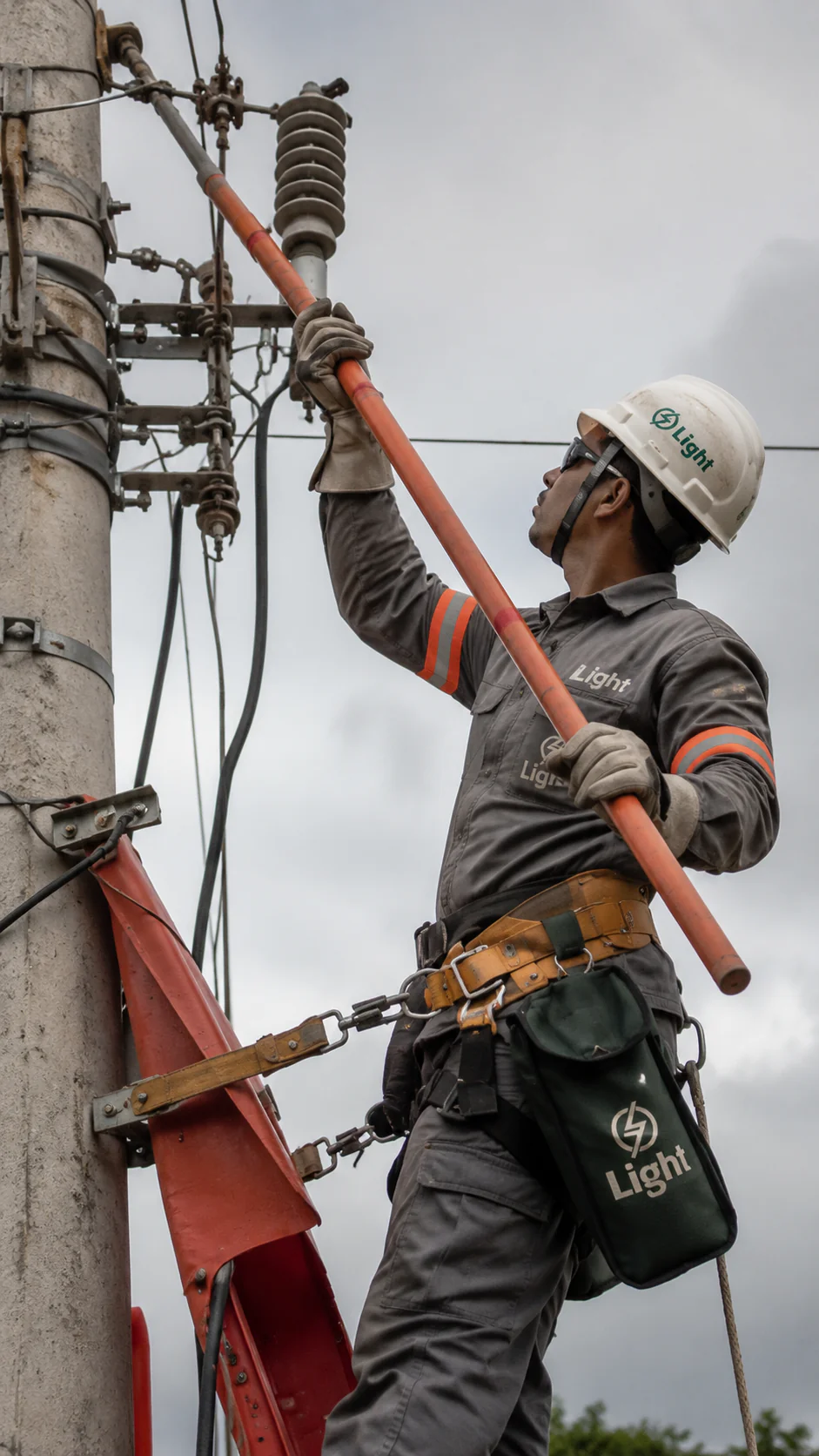 corte indevido de energia elétrica — técnico realizando serviço em poste